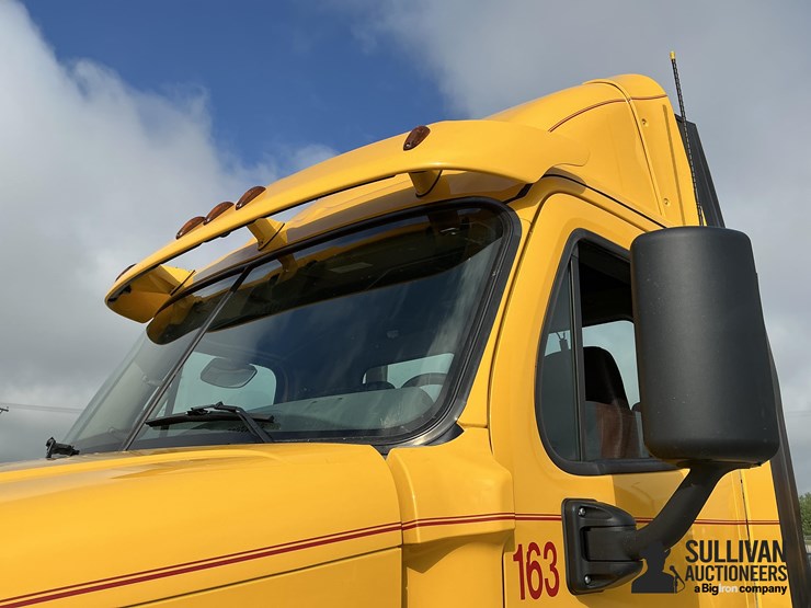 2017-freightliner-cascadia-125-image-11
