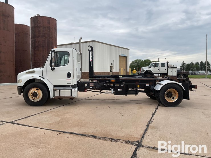 2010-freightliner-m2-106-image-8