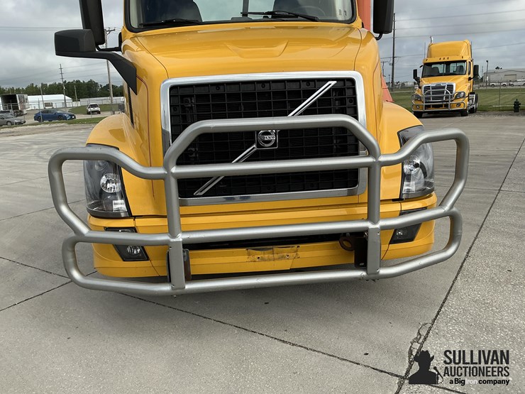 2017-volvo-vnl64t300-image-12