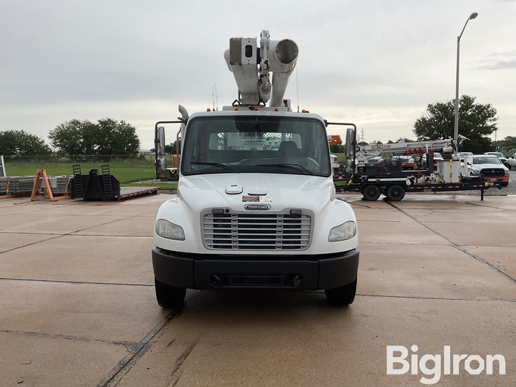 2009-freightliner-m2-106-image-2