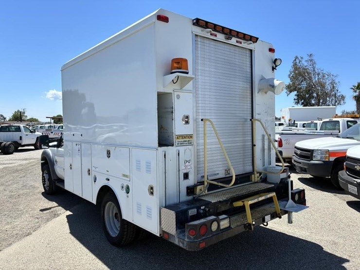 2011-ford-f550-image-4