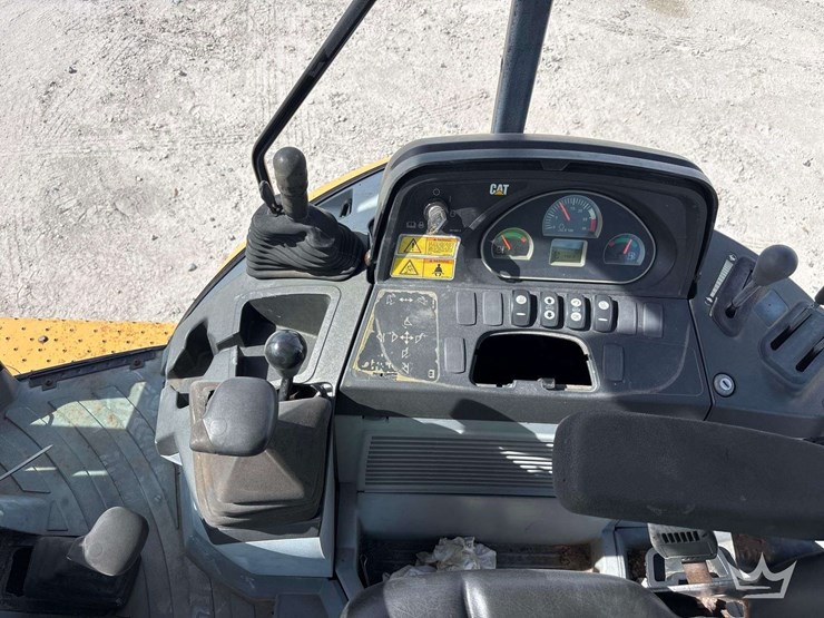 2015-caterpillar-416f-image-37
