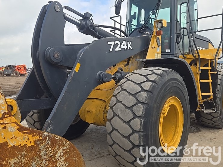 2019-deere-724k-image-18