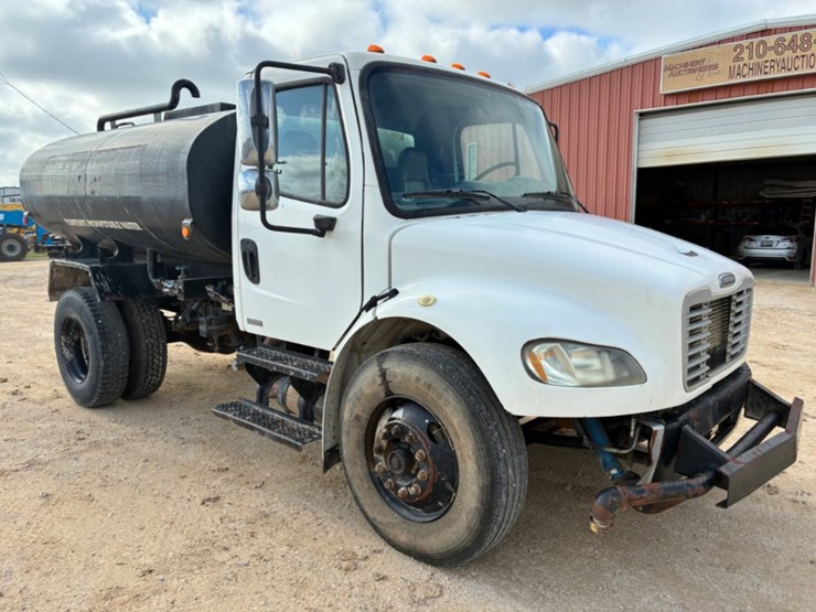 2006-freightliner-m2-106-image-3