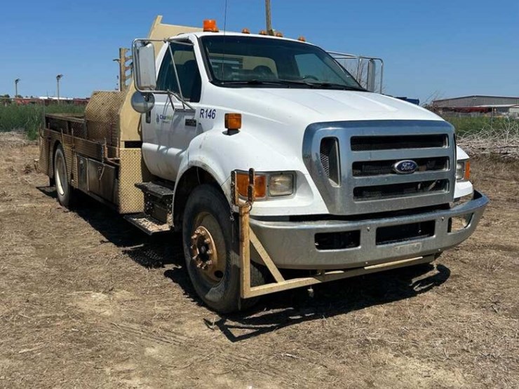 2010-ford-f650-image-1