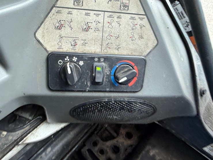 2022-bobcat-s740-image-26