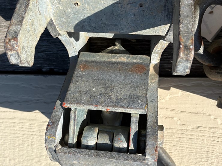 split-overhaul-ball,-lifting-clamp-and-hydraulic-breaker-image-11