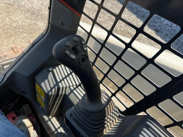 2021-bobcat-t64-image-26