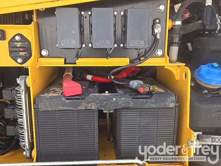 2023-deere-650k-lgp-image-32