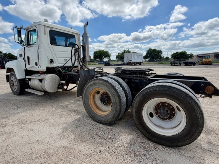 2001-mack-ch613-image-7