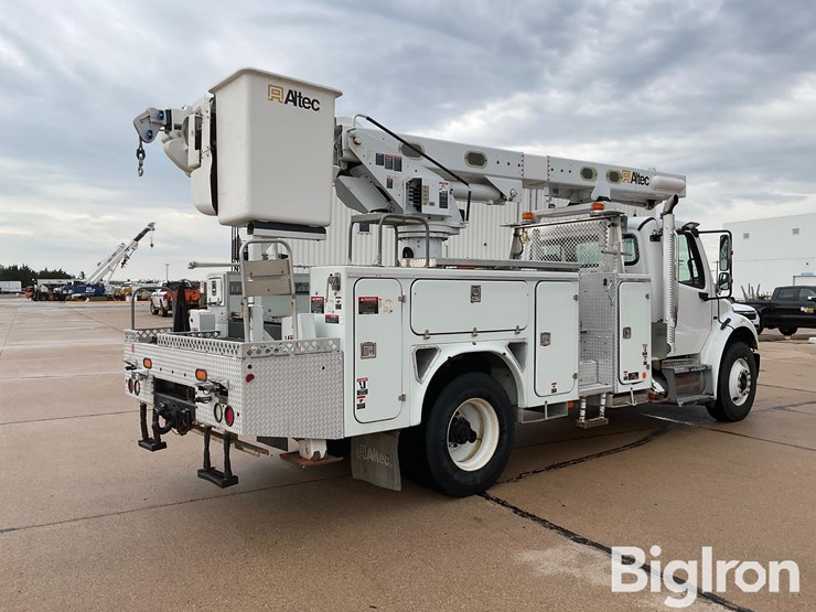 2009-freightliner-m2-106-image-5