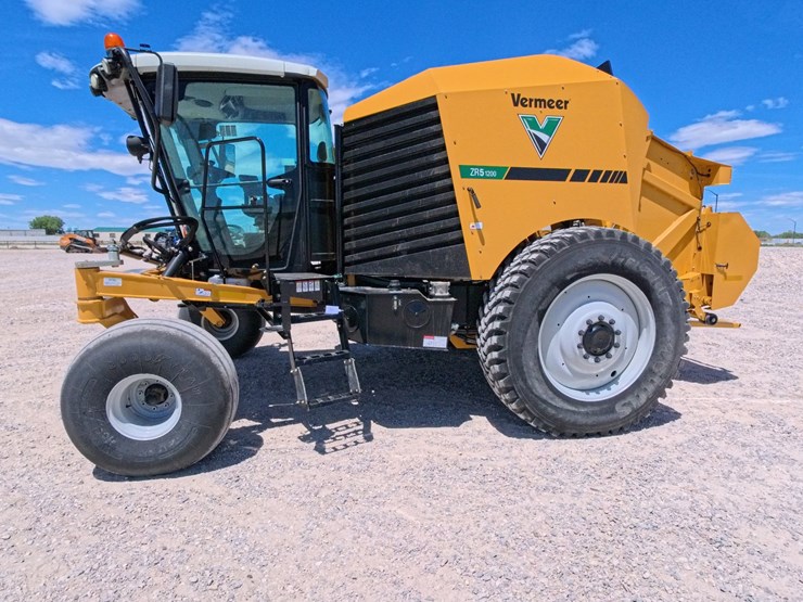 #1027-•-2020-vermeer-zr5-self-propelled-baler-image-21