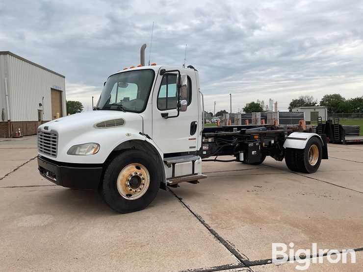 2010-freightliner-m2-106-image-1