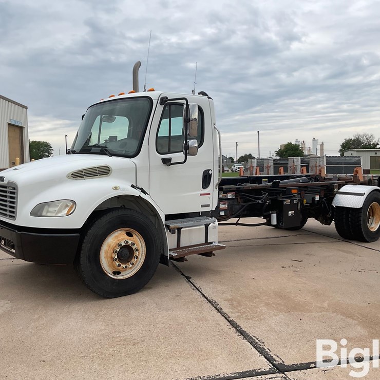 2010 FREIGHTLINER M2 106