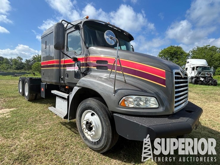 (x)-(9-33)-2006-mack-cxn613-t/a-wet-kit-truck-trac...-image-1