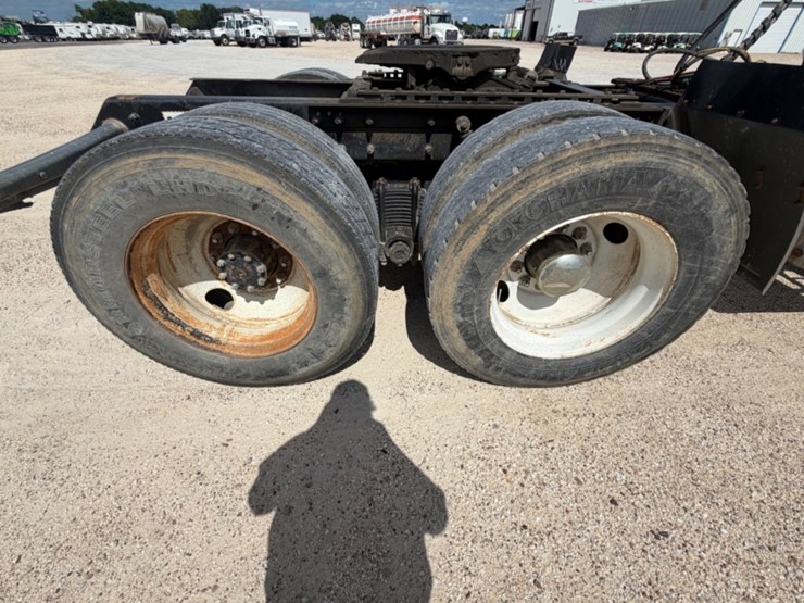2001-mack-ch613-image-14