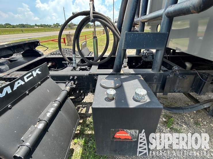 (x)-(9-40)-2006-mack-cxn613-t/a-wet-kit-truck-trac...-image-5