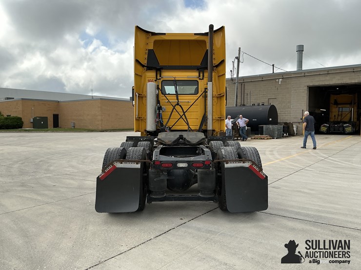 2017-volvo-vnl64t300-image-6