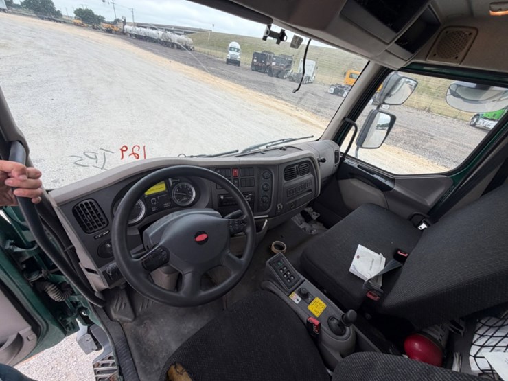 2016-peterbilt-220-image-10