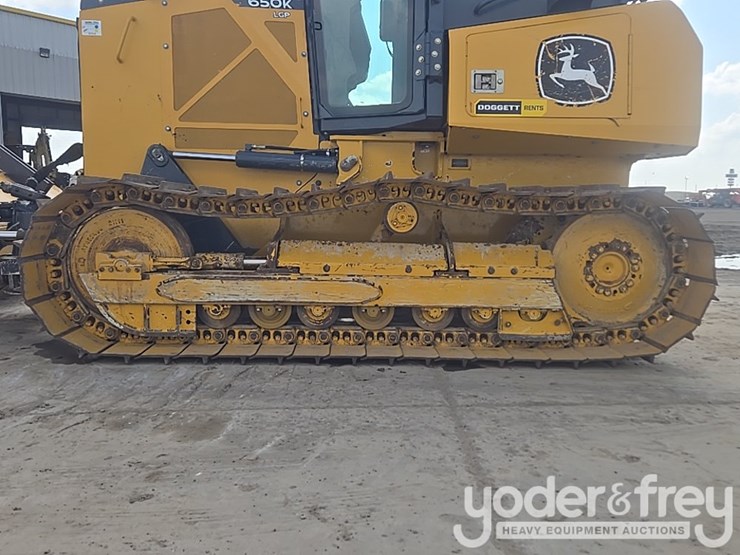 2023-deere-650k-lgp-image-10