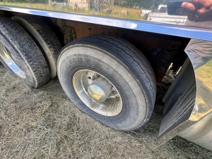 2010-peterbilt-367-image-22