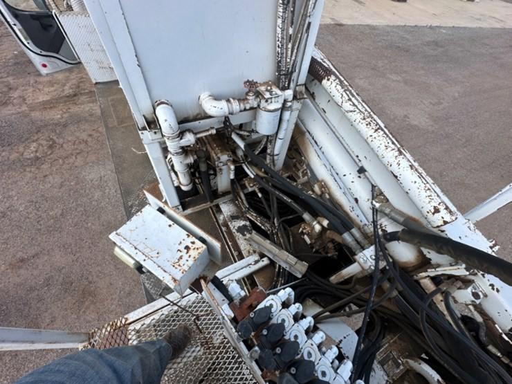 2014-freightliner-m2-106-image-16