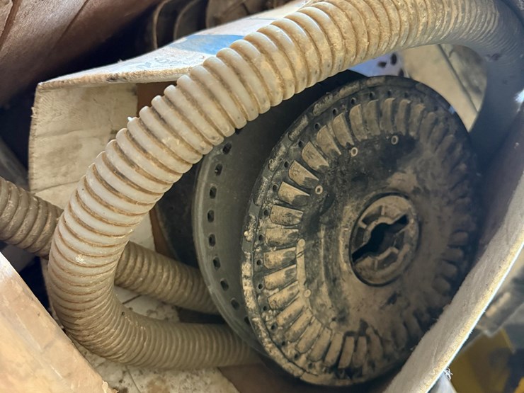 john-deere-pneumatic-planter-boxes-&-blower-motor-image-9