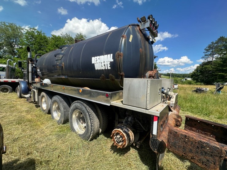 2010-peterbilt-367-image-13