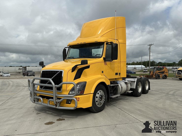 2016-volvo-vnl64t300-image-1