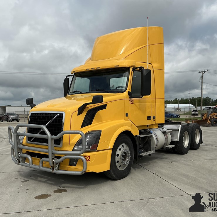 2016 VOLVO VNL64T300