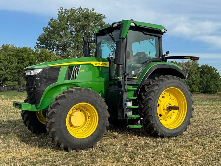 2023-john-deere-7r-210-image-2