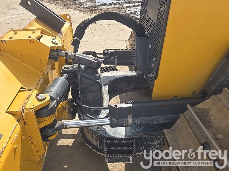 2023-deere-650k-lgp-image-25