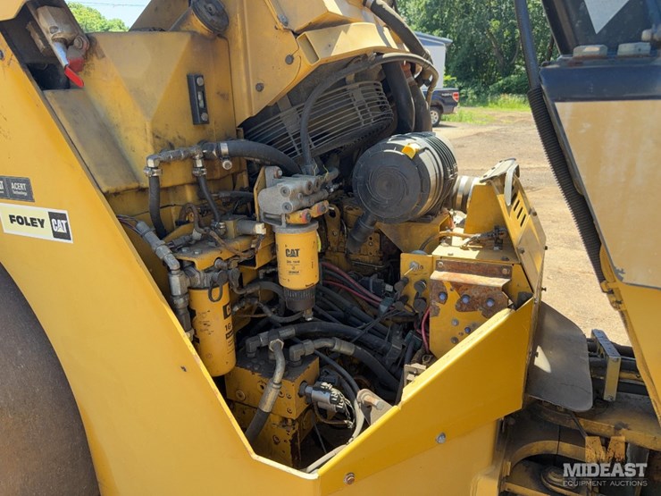 2010-caterpillar-cb64-image-21