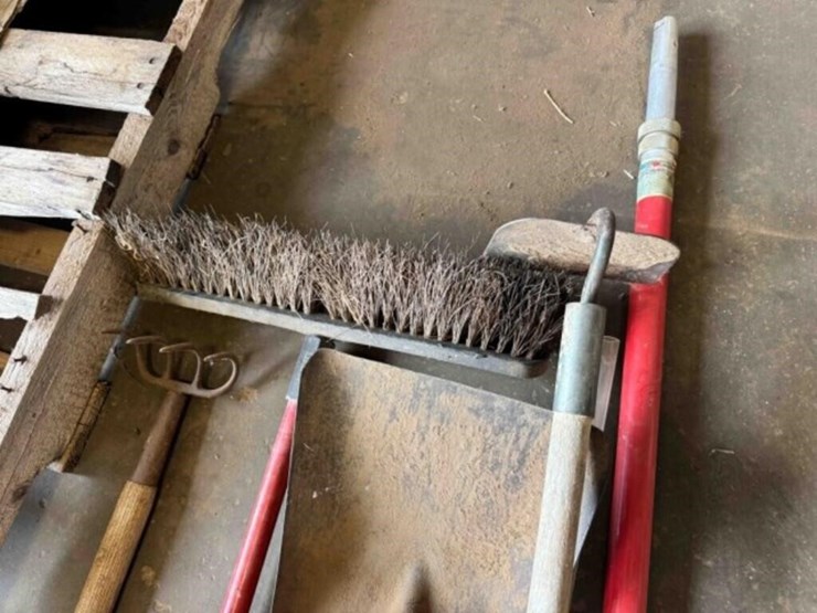 shovels,-hoe,-broom-image-3