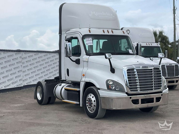 2017-freightliner-cascadia-125-image-2