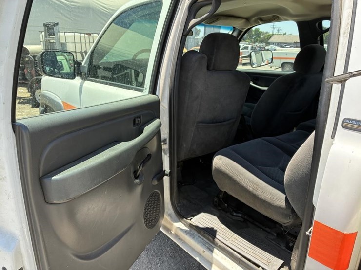2005-chevrolet-silverado-3500-image-13