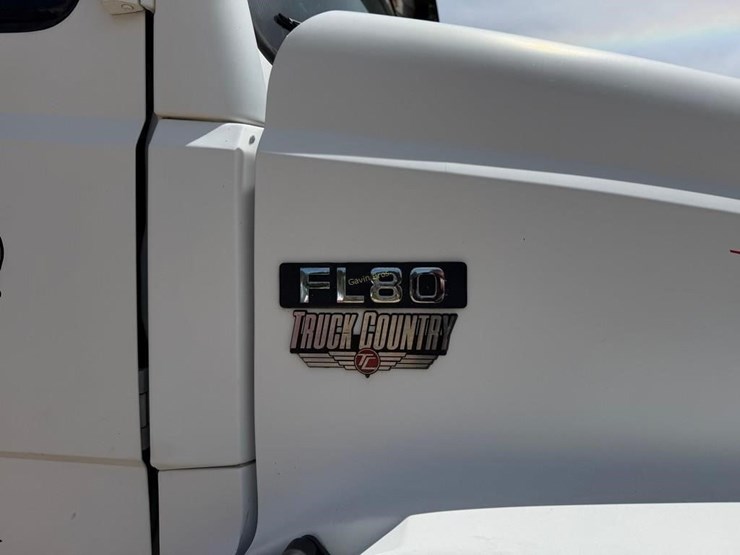 2002-freightliner-fl80-image-5