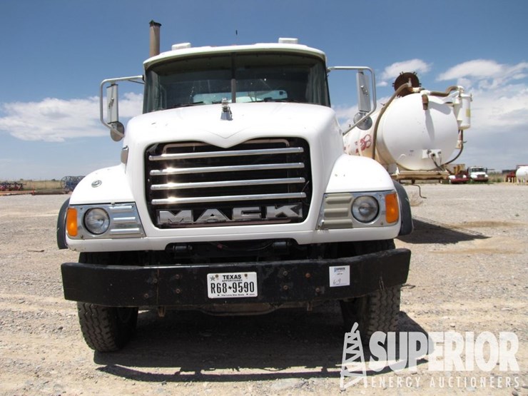 (x)-(6-9)-2004-mack-cu713-t/a-kill-truck,-vin-1m2a...-image-2