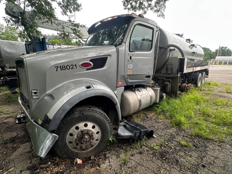 2019-peterbilt-567-image-1