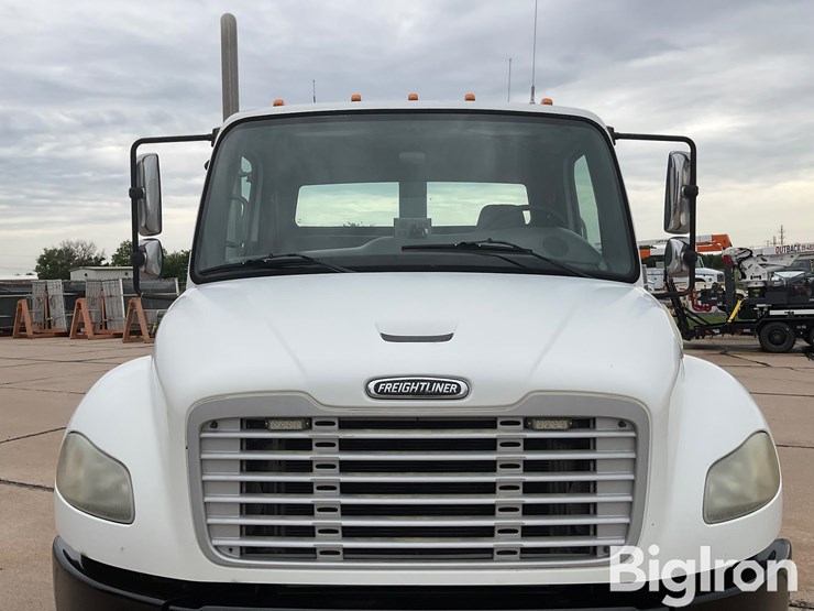 2010-freightliner-m2-106-image-13