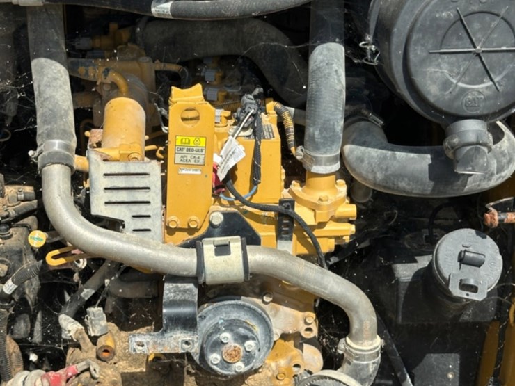2018-caterpillar-242d-image-6