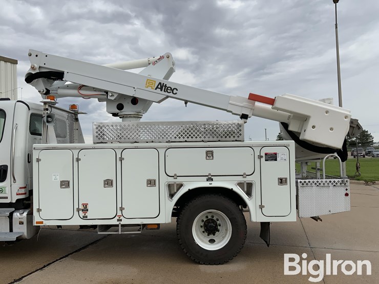 2010-freightliner-m2-106-image-9