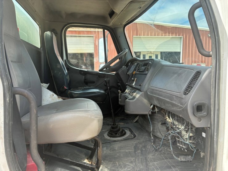 2006-freightliner-m2-106-image-8