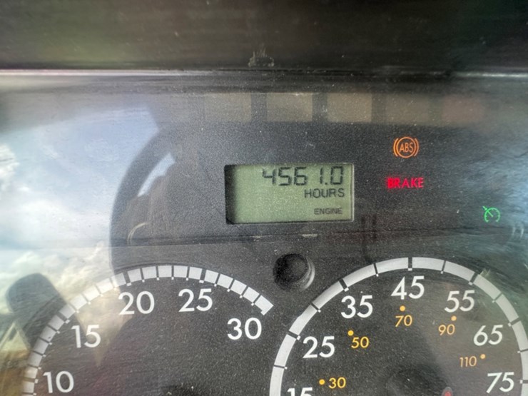 2014-freightliner-m2-106-image-27