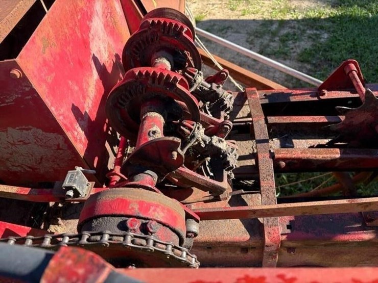 new-holland-270-image-4