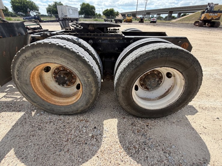 2001-mack-ch613-image-15