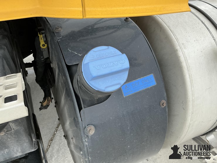 2015-volvo-vnl64t300-image-15