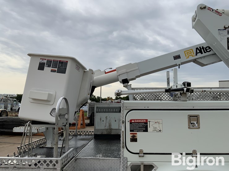 2010-freightliner-m2-106-image-20