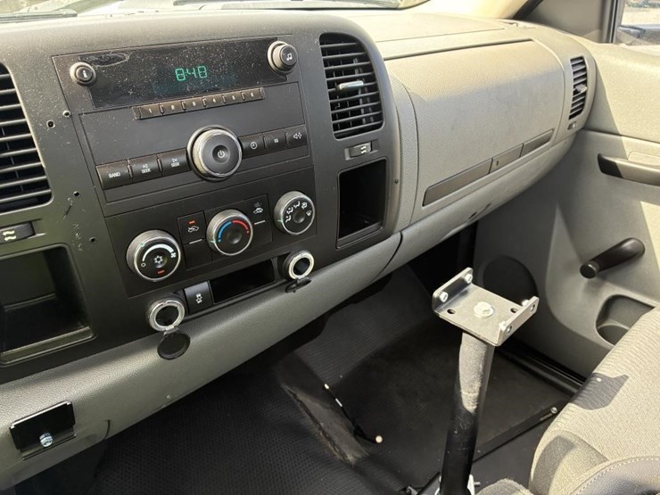 2013-chevrolet-silverado-2500-image-15
