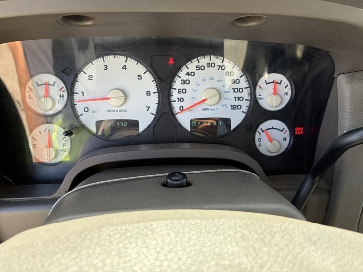 2005-dodge-2500-image-15